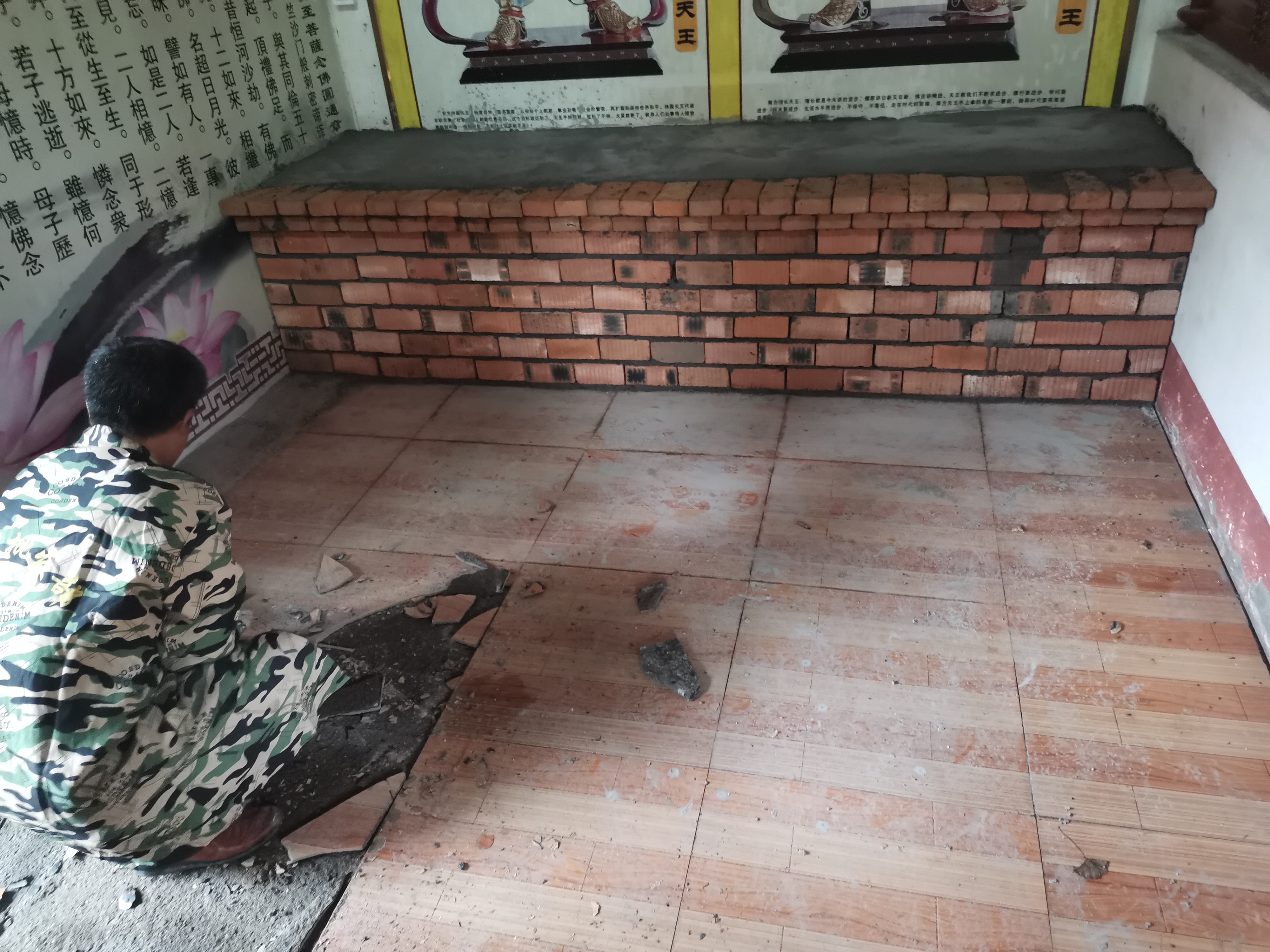 万彩网天王殿铺设地砖及牌匾贴金