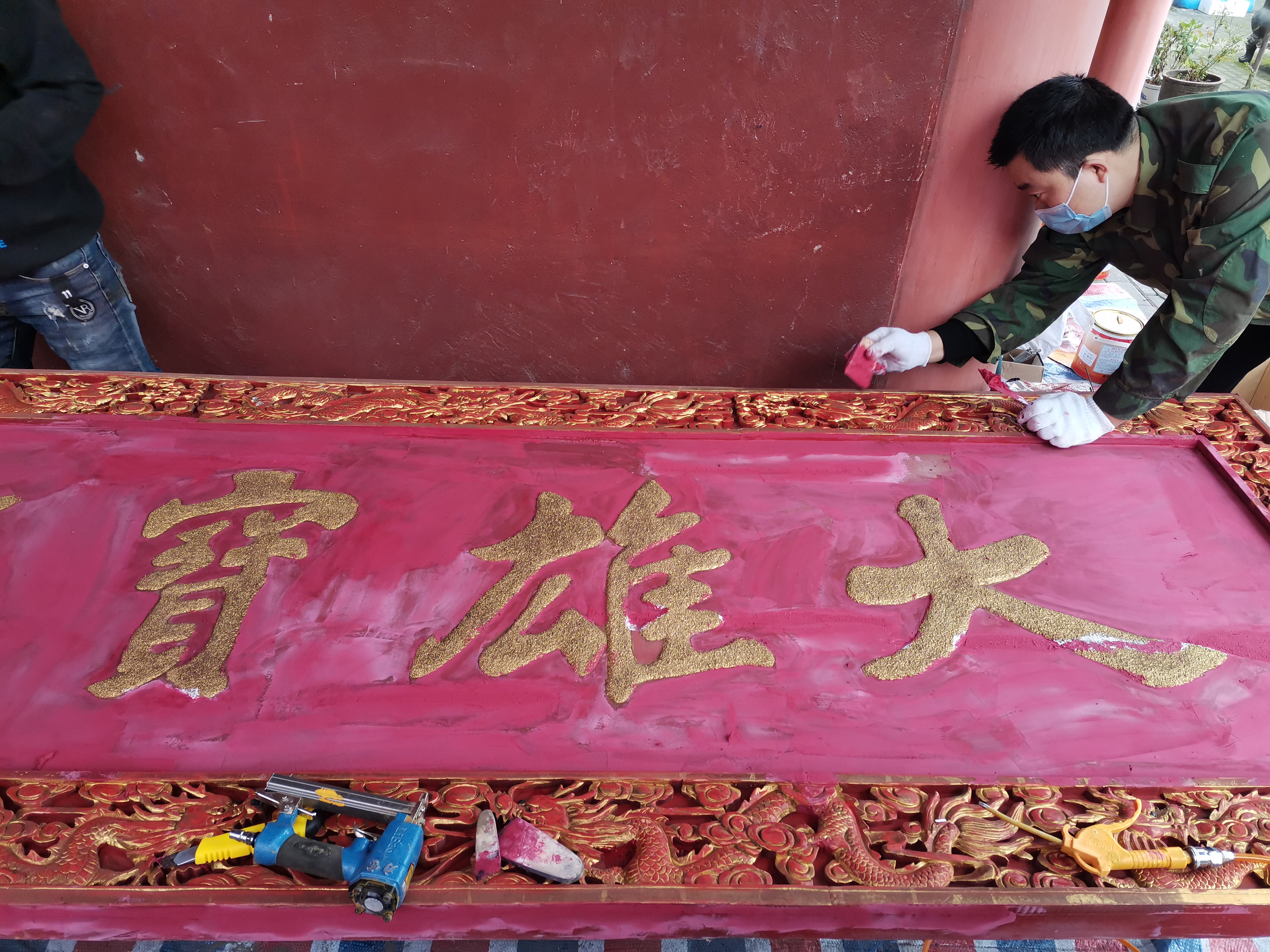 万彩网天王殿铺设地砖及牌匾贴金